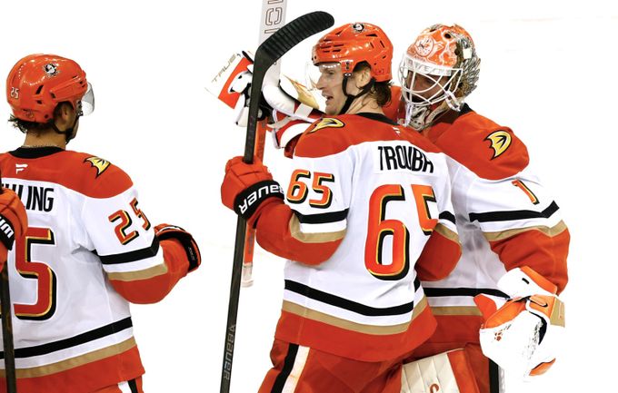 Dostál čaroval proti Rangers a Ducks berou výhru. Faksa asistoval u vítězného gólu Dostál čaroval proti Rangers a Ducks berou výhru. Faksa asistoval u vítězného gólu