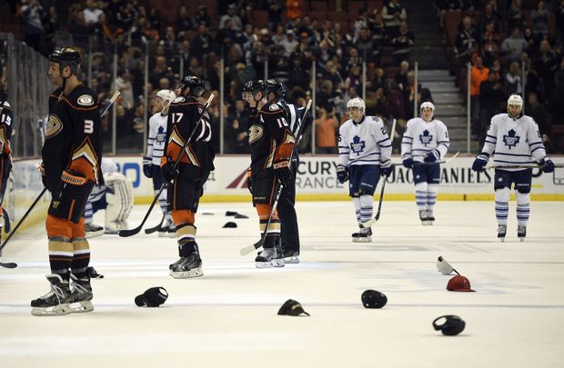 Čepice padají na led Anaheimu poté, co domácí Corey Perry dokončil hattrick proti Torontu. Čepice padají na led Anaheimu poté, co domácí Corey Perry dokončil hattrick proti Torontu.