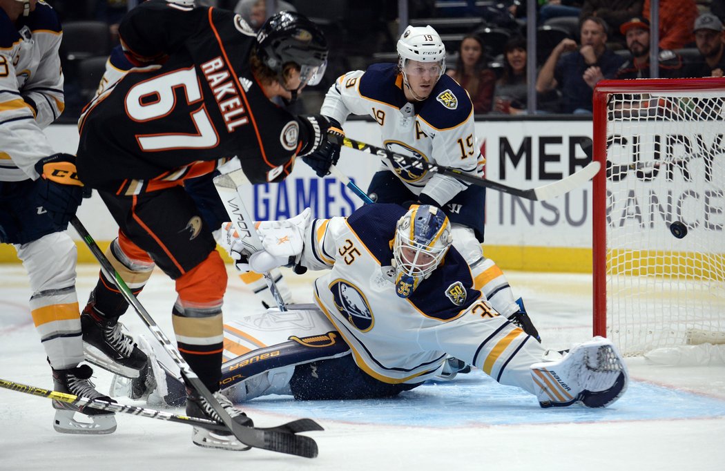 Rickard Rakell dal proti Buffalu třetí gól sezony