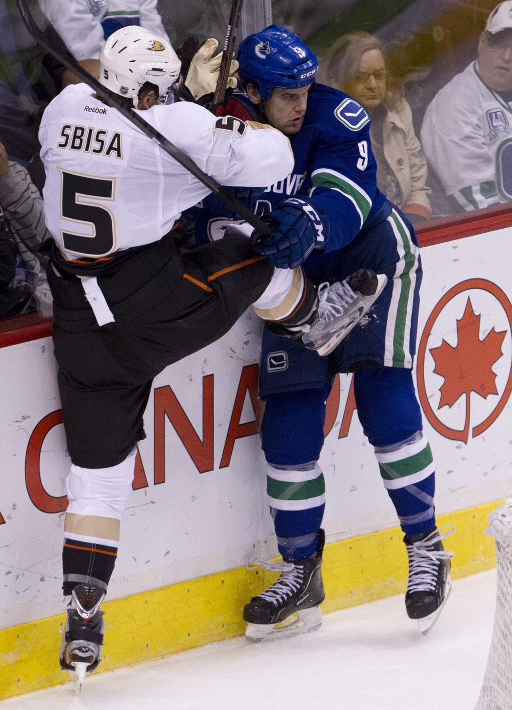 Luca Sbisa si vyšlápl na vancouverského Kassiana.