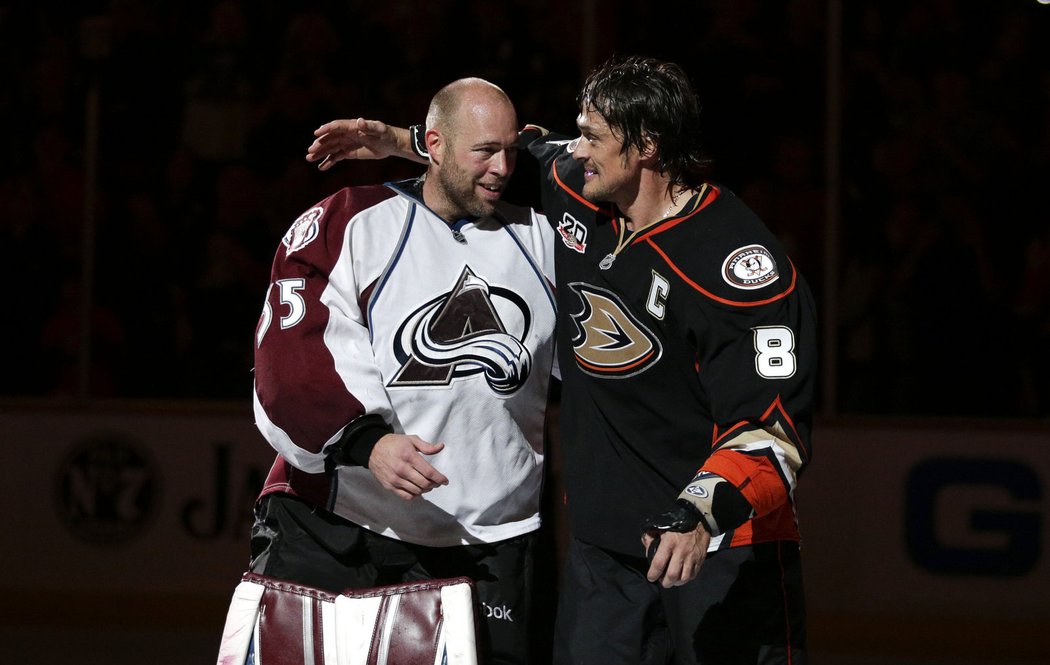 Jean-Sebastien Giguere a Teemu Selänne, dva bývalí spoluhráči mávají fanouškům poté, co odehráli pravděpodobně poslední utkání základní části v kariéře.