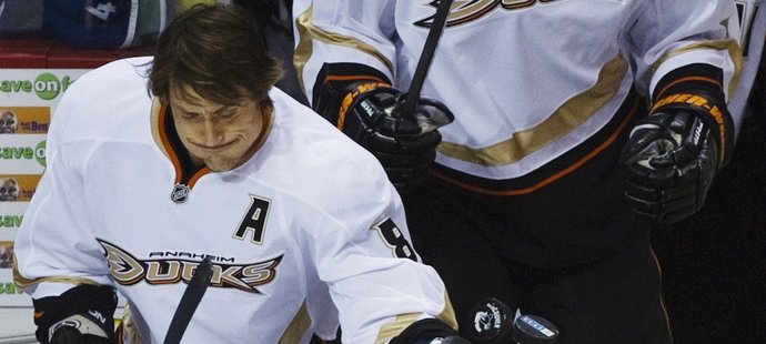 Teemu Selänne hází na led puky při rozbruslení.