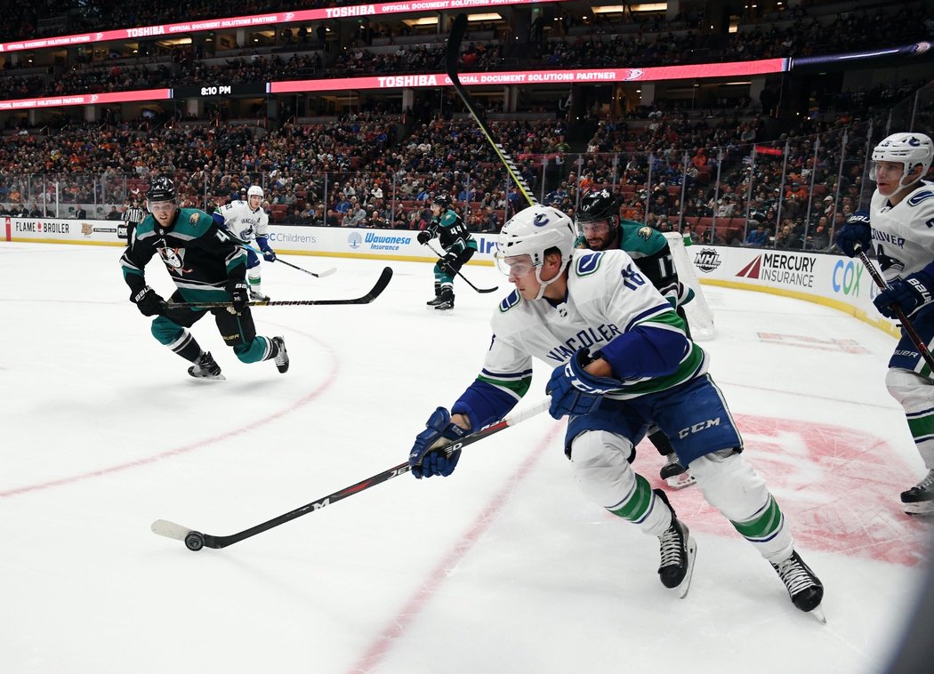 Vancouverský útočník Jake Virtanen se snaží vyvést kotouč v utkání na ledě Anaheimu