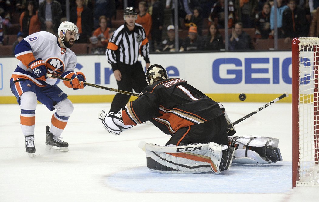 O vítězství Islanders 3:2 rozhodl ve čtrnácté sérii obránce Nick Leddy.