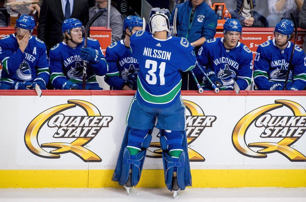 Švédský brankář Anders Nilsson v brance Vancouveru.