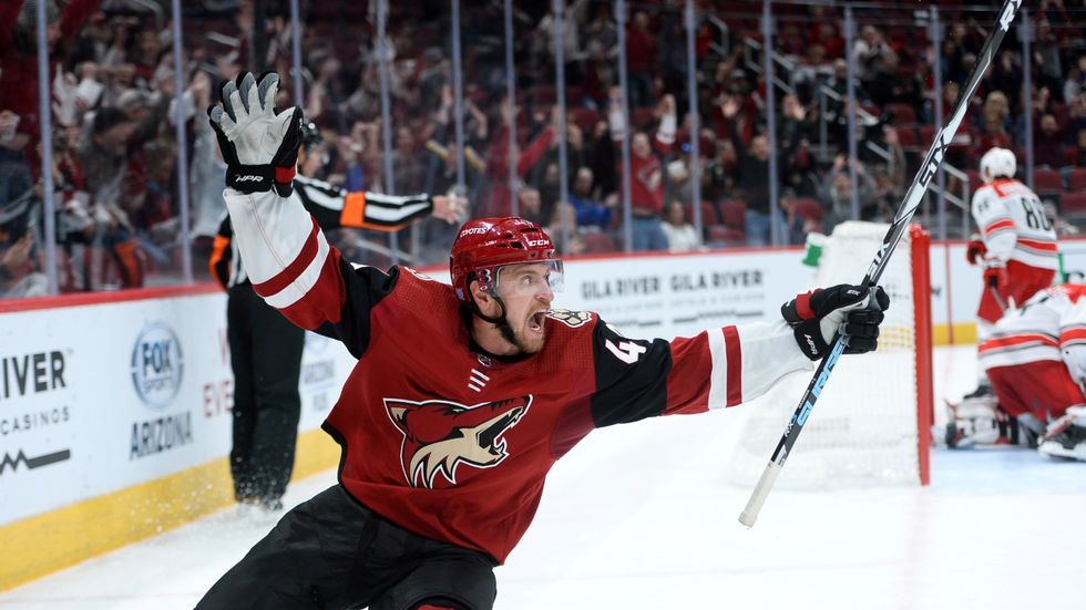 Rakouský útočník Michael Grabner z Arizony řádí ve vlastním oslabení, v němž této sezoně vstřelil už čtyři góly