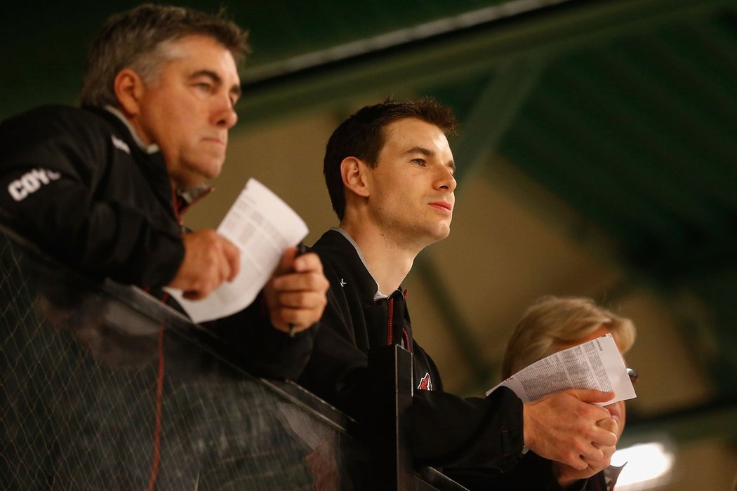 John Chayka (uprostřed) a trenér Arizony Dave Tippett