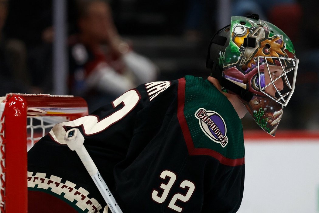 Český gólman Josef Kořenář v dresu Arizona Coyotes