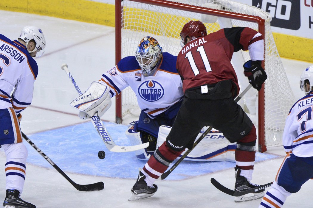 Martin Hanzal před brankářem Edmontonu Camem Talbotem