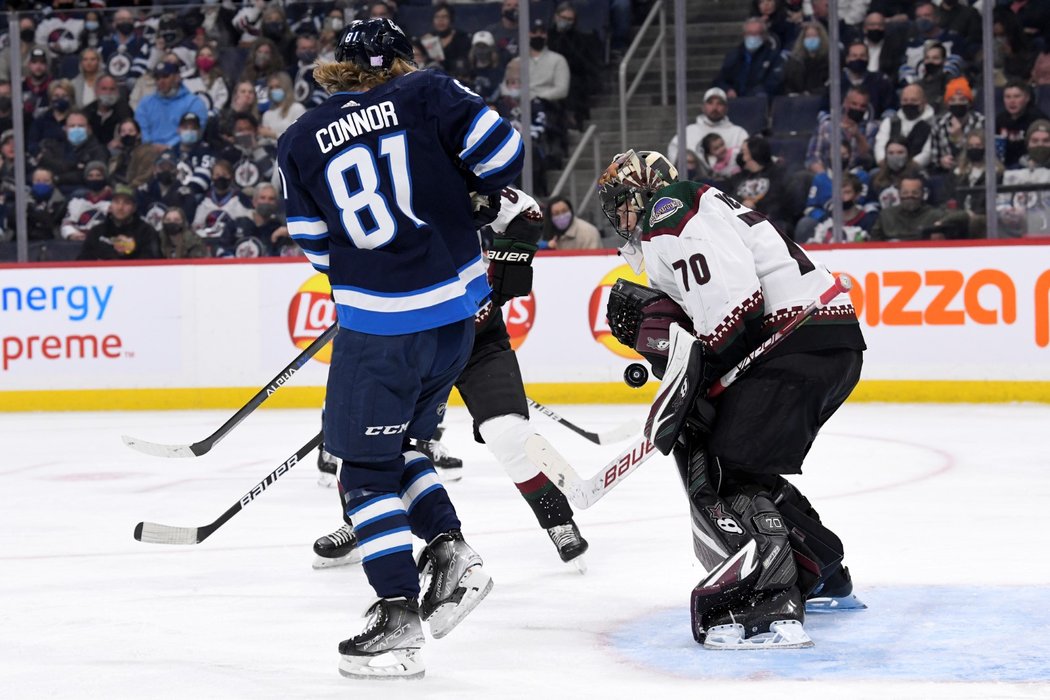 Český brankář Karel Vejmelka vychytal první nulu v NHL a zapsal se do historie soutěže
