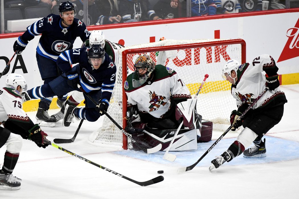 Český brankář Karel Vejmelka vychytal první nulu v NHL a zapsal se do historie soutěže