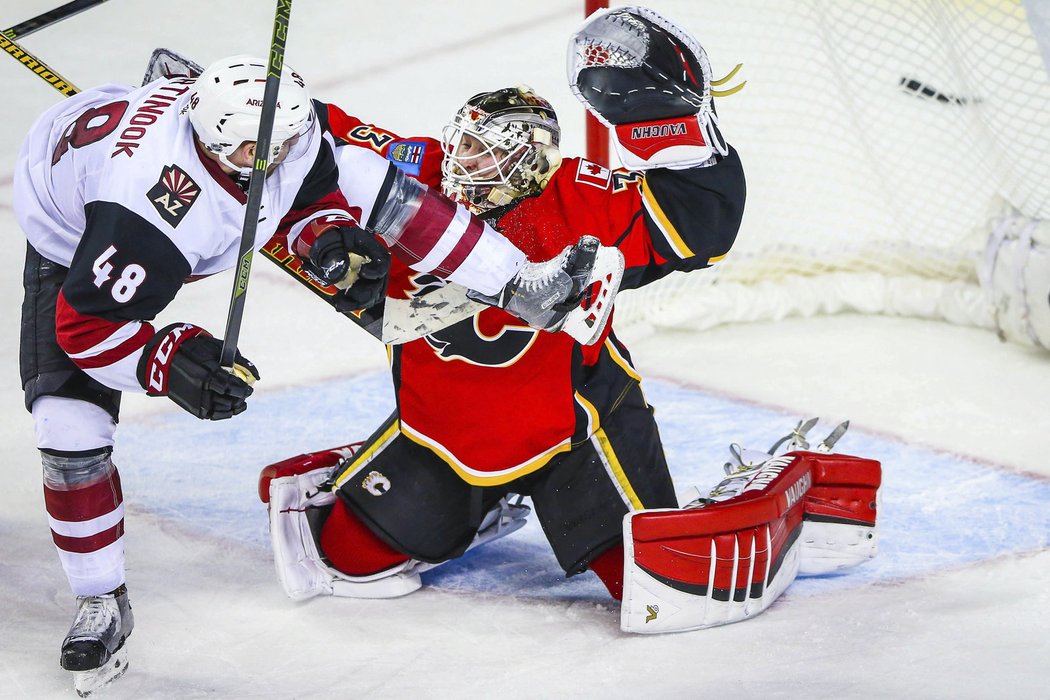 Jordan Martinook se snaží znepříjemnit práci brankáři Calgary