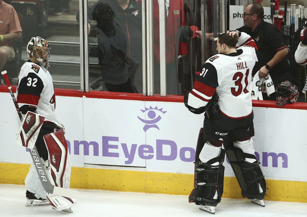 Antti Raanta se po šesti gólech od Calgary nechal vystřídat Adinem Hillem