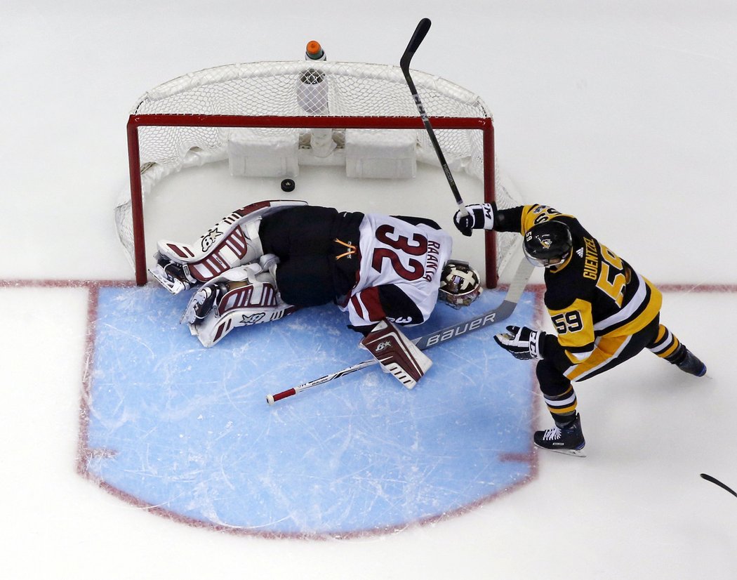 Antti Raanta sice zabral téměř celou bránu, Jake Guentzel z Pittsburghu se přesto mohl radovat