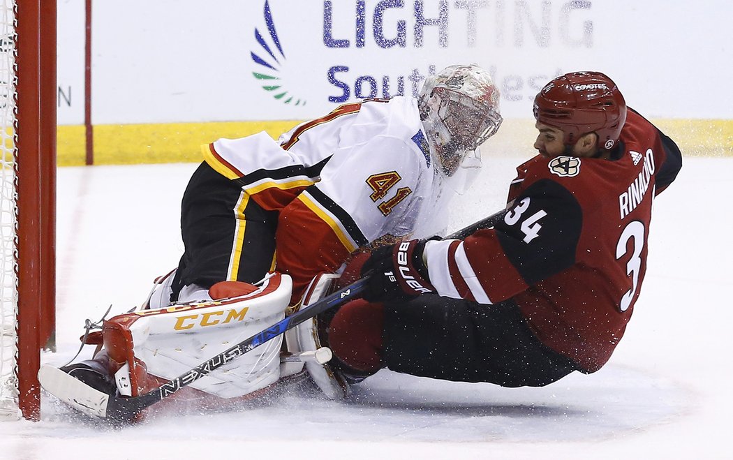 Zac Rinaldo se navezl až do brány Mika Smithe z Calgary