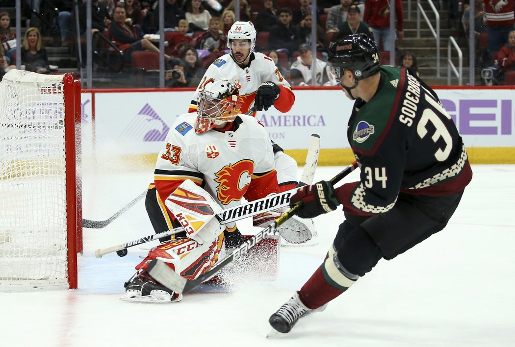 David Rittich právě inkasuje od Carla Söderberga a Flames prohrávají 0:2