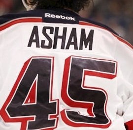 45. Arron Asham, útočník - Indiánský válečník, který se rád pral, ale uměl hrát i hokej. Zvládl v NHL posbírat 208 bodů a 1004 trestných minut.