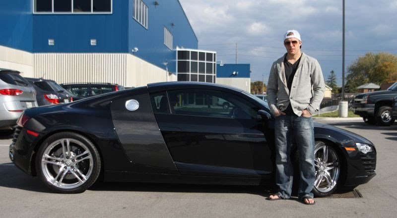 Černé Audi R8 vlastní spoluhráč Tomáše Fleischmanna, floridský Kris Versteeg.
