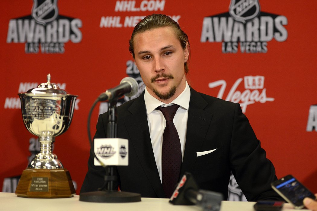 Erik Karlsson z Ottawy se podruhé v kariéře stal nejlepším obráncem soutěže.