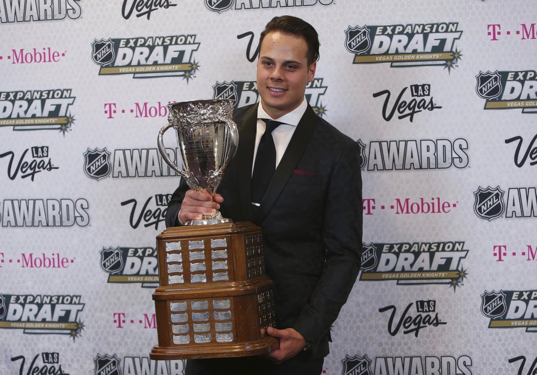 Auston Matthews drtivým způsobem ovládl hlasování o nováčka roku