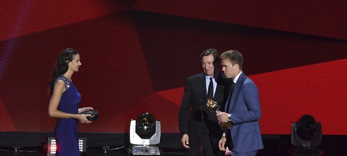 Connor McDavid je nejužitečnějším hráčem ligy, gratulaci přijímá od Wayna Gretzkyho