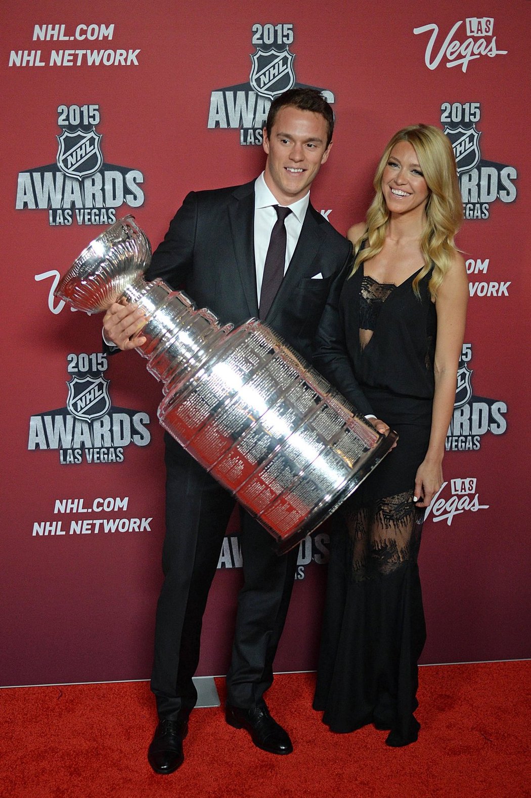 Jonathan Toews přinesl ukázat Stanley Cup.