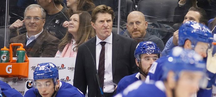 U hokejistů Toronta skončil po sérii šesti porážek trenér Mike Babcock