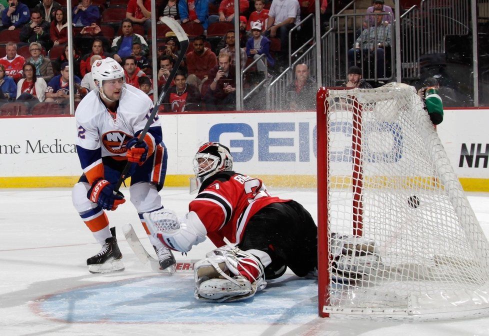 Josh Bailey takhle v loňské sezoně vyzrál na Brodeura. Příště už ale bude muset vymyslet jiný trik.