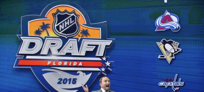 Gary Bettman pronesl úvodní slovo a draft do NHL mohl začít. První volil Edmonton