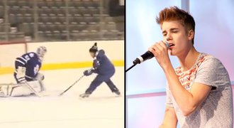 Z pódia na led! Zpěváka Justina Biebera chtějí v zámořské hokejové lize