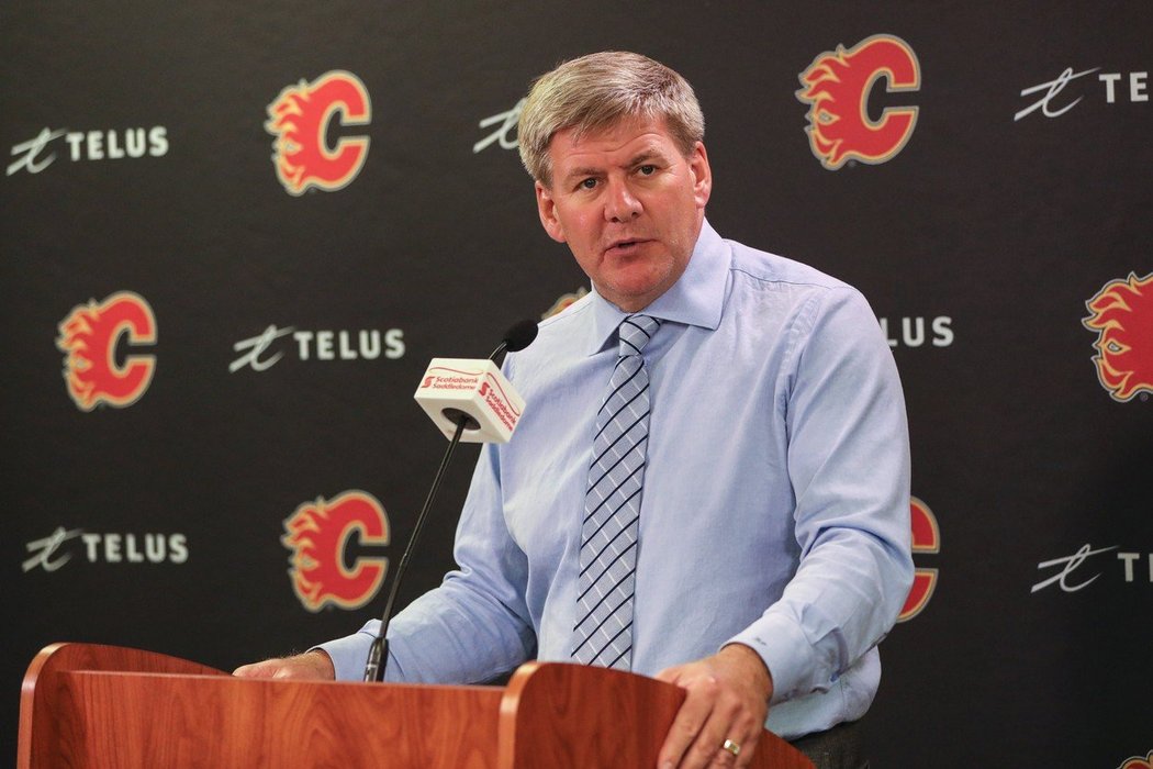 Trenér Bill Peters na tiskové konferenci Calgary.