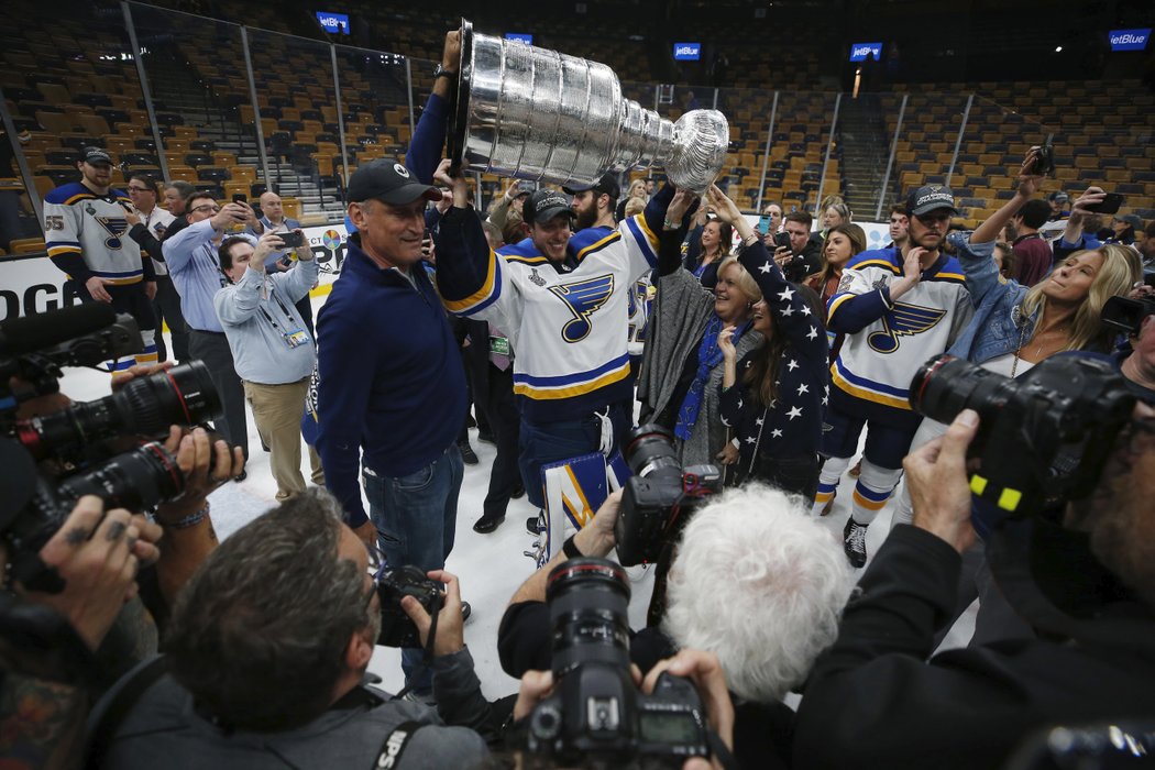 Jordan Binnington s magickou trofejí. Pro objektivy fotoaparátů pózuje se svými rodiči.