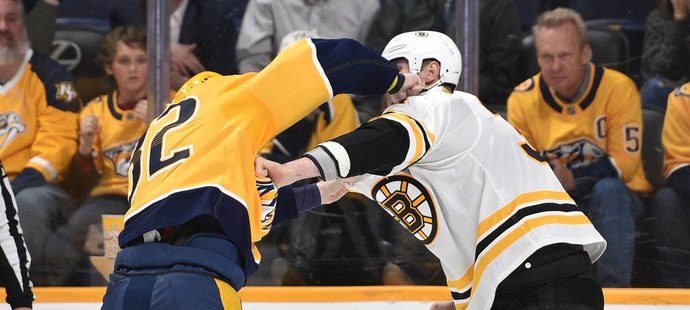 Nejstaršímu hráči v NHL Chárovi se podlomila kolena, na led ale nepadnul, a sudí radši dvojičku okamžitě roztrhli.