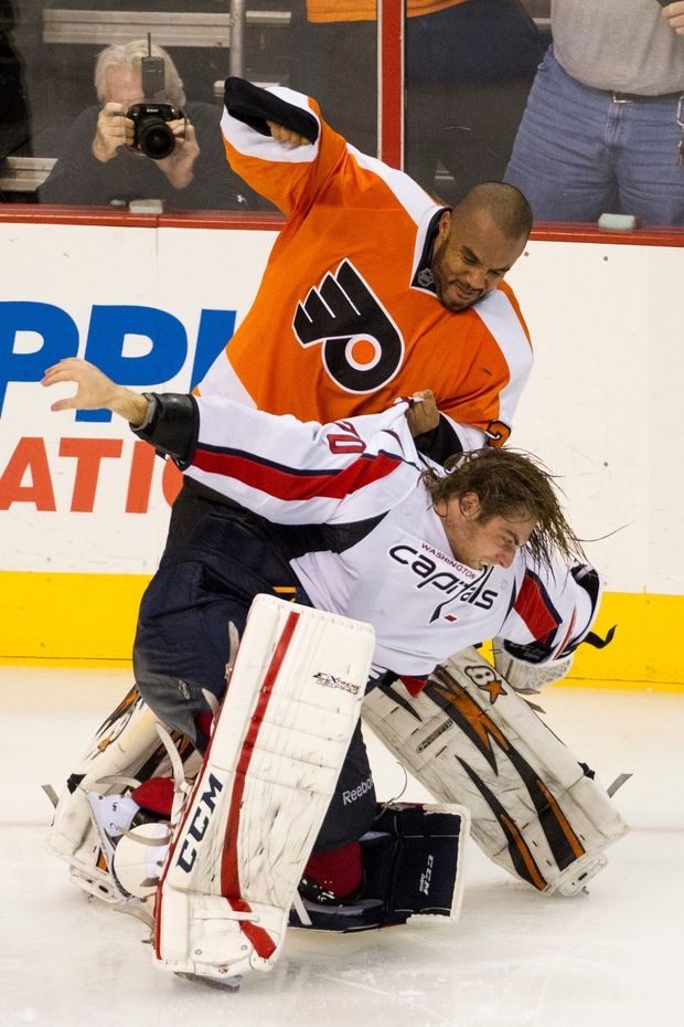 Tu máš! Emery se v utkání Philadelphie s Washingtonem pustil do Bradena Holtbyho Tu máš! Emery se v utkání Philadelphie s Washingtonem pustil do Bradena Holtbyho
