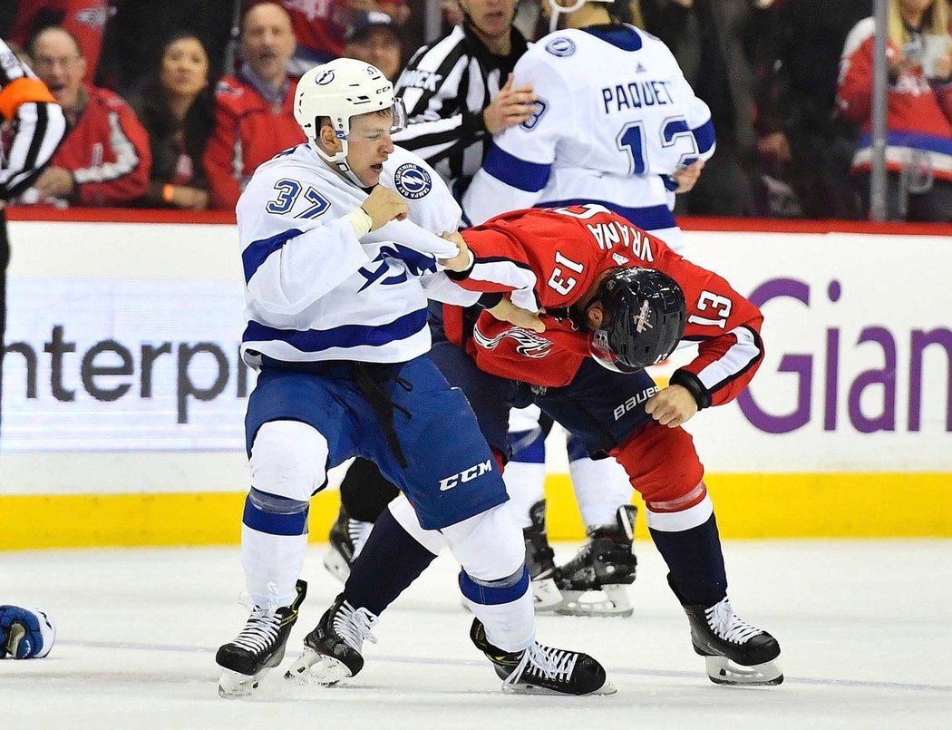 Jakub Vrána se v ostrém zápase NHL popral poprvé.