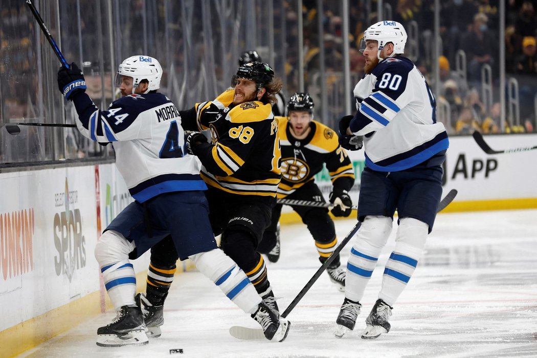 Český hokejový útočník David Pastrňák v utkání Bostonu v hokejové NHL