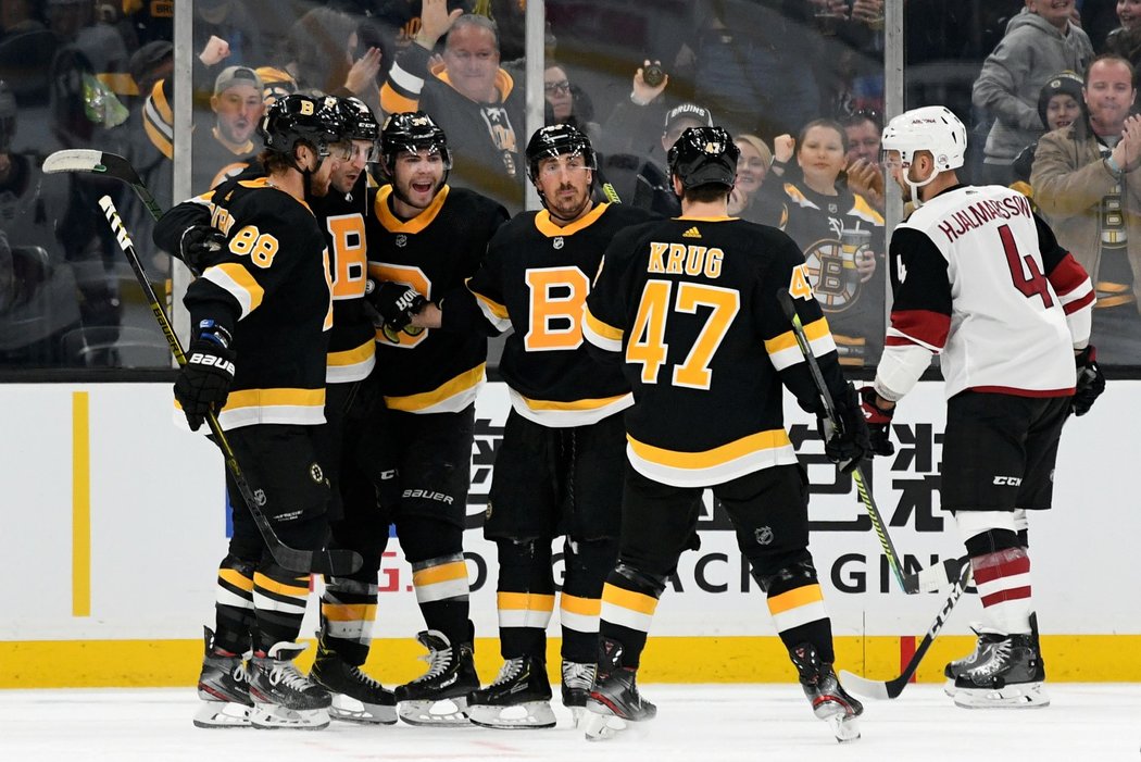 Hokejisté Bostonu se radují z přesilovkové trefy Patrice Bergerona, asistenci si připsal i David Pastrňák