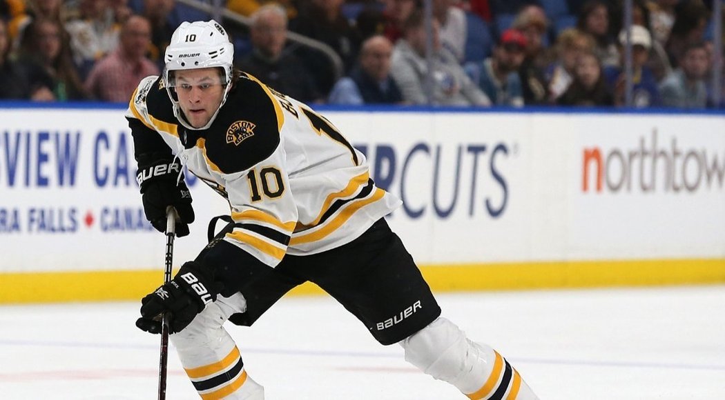 Americký útočník Anders Bjork prodloužil smlouvu s Bostonem, v dresu Bruins bude hrát i následující tři sezony