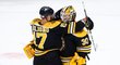 Hokejisté Bostonu slaví výhru na ledě Buffala