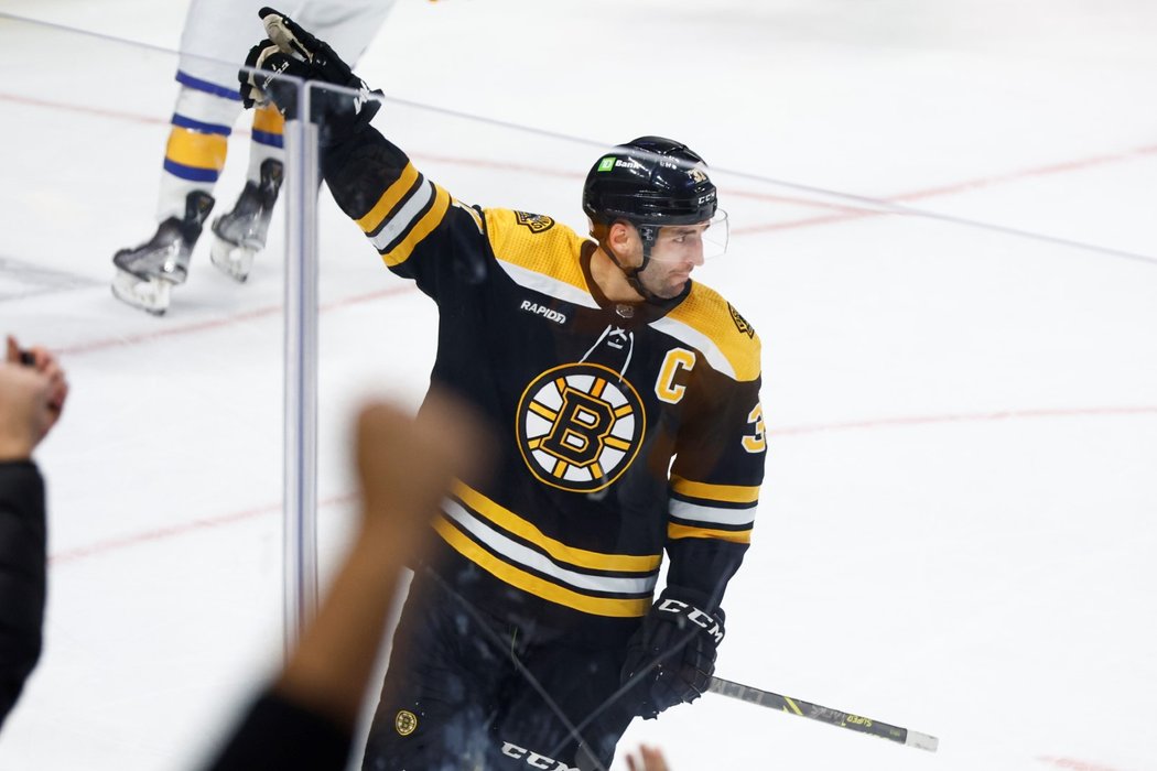 Kapitán Bostonu Patrice Bergeron slaví gól