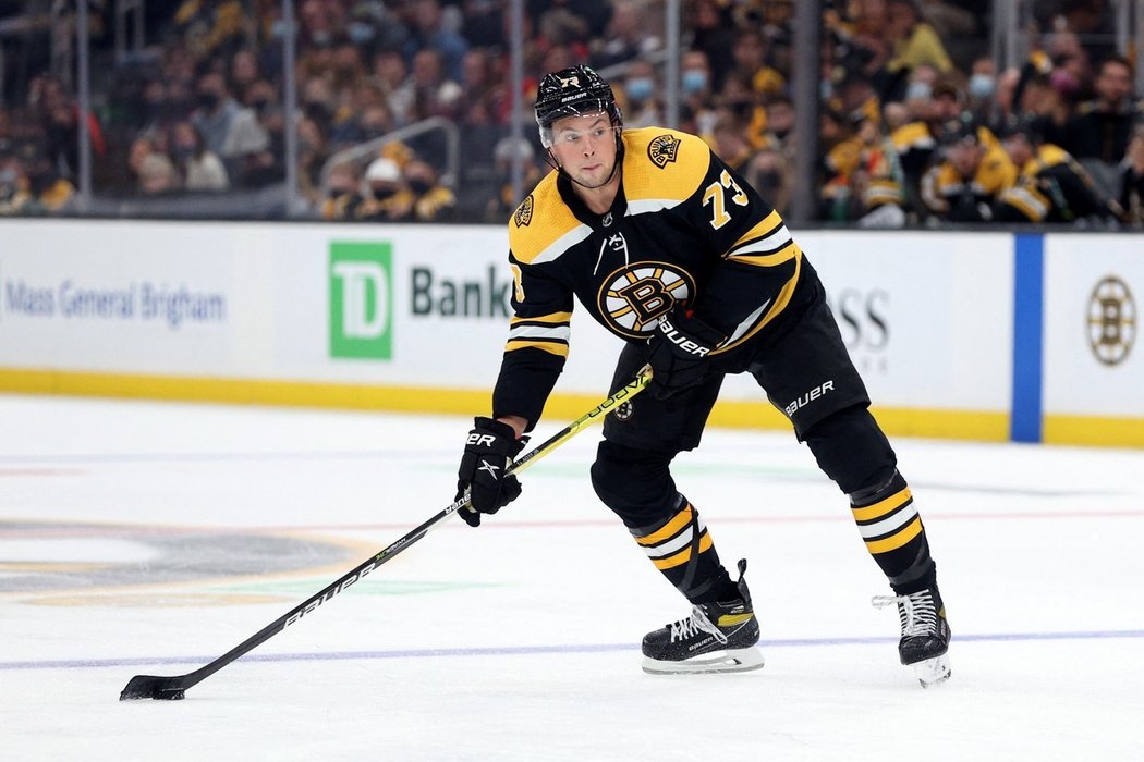 Klíčový obránce Boston Bruins Charlie McAvoy