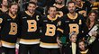 Davidu Krejčímu v Bostonu ještě jednou gratulovali k 1000. zápasu. Zleva David Pastrňák, Patrice Bergeron, Brad Marchand a právě Krejčí