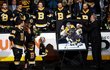 David Krejčí sleduje odhalení speciálního obrazu před zápasem jeho Bruins proti Ottawě