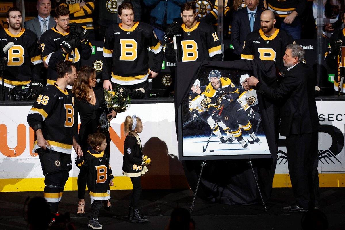 David Krejčí sleduje odhalení speciálního obrazu před zápasem jeho Bruins proti Ottawě