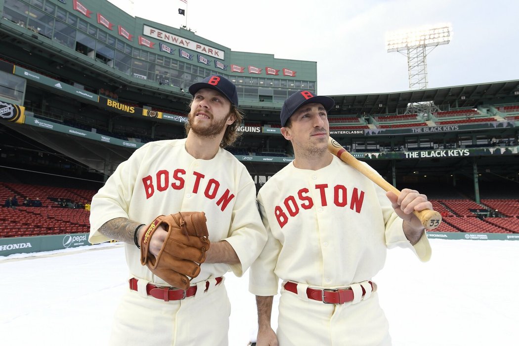 David Pastrňák a Brad Marchand na stadionu před Winter Classic