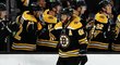 David Pastrňák slaví gól se střídačkou Bruins