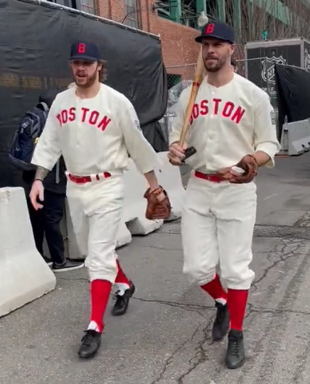 Hráči Bostonu přijeli na stadion stylově, mezi nimi i Davidové Pastrňák a Krejčí