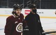 David Pastrňák už se zapojil do tréninku Bruins v „nekontaktním“ dresu