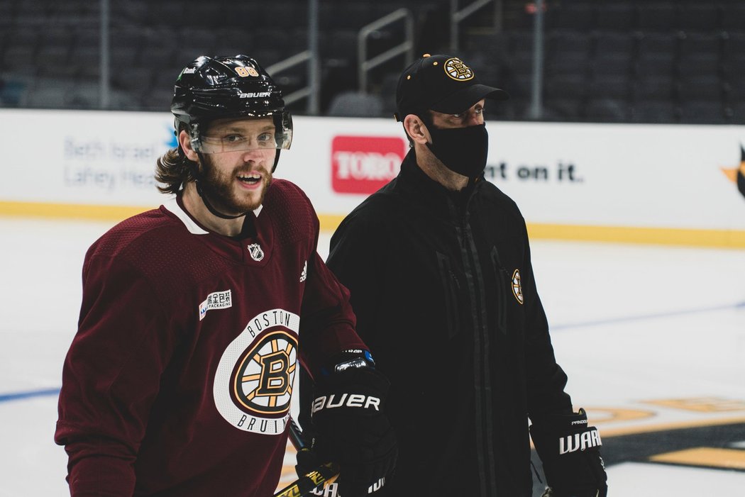 David Pastrňák už se zapojil do tréninku Bruins v „nekontaktním“ dresu