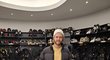 David Pastrňák pózuje přímo v kabině Boston Bruins